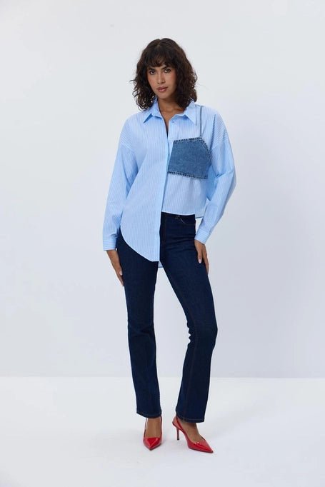 3- قميص نسائي مخطط غير متناظر مفصل لونين أزرق وأبيض - Striped Asymmetric Detailed Blue and White Women's Shirt