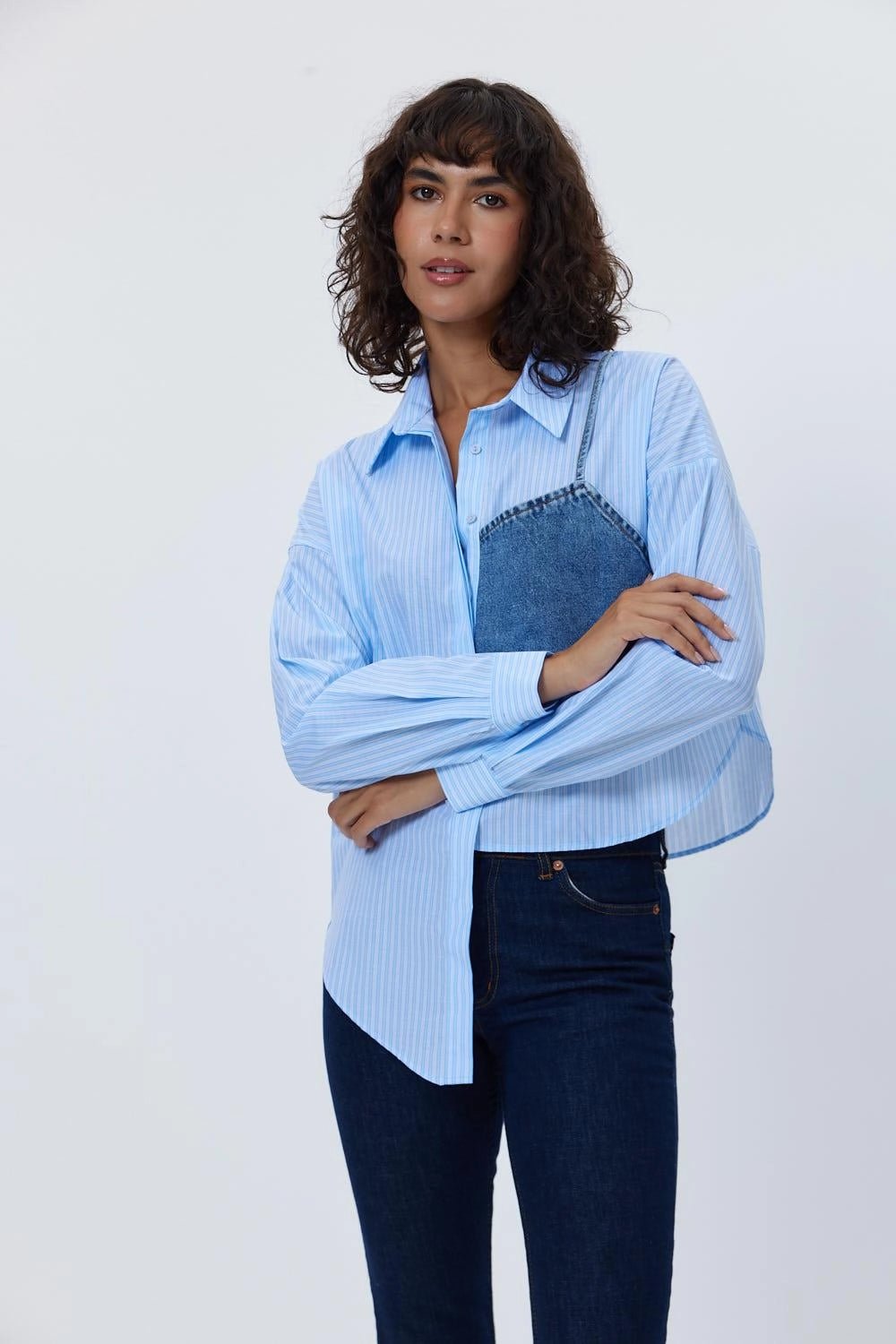 2- قميص نسائي مخطط غير متناظر مفصل لونين أزرق وأبيض - Striped Asymmetric Detailed Blue and White Women's Shirt