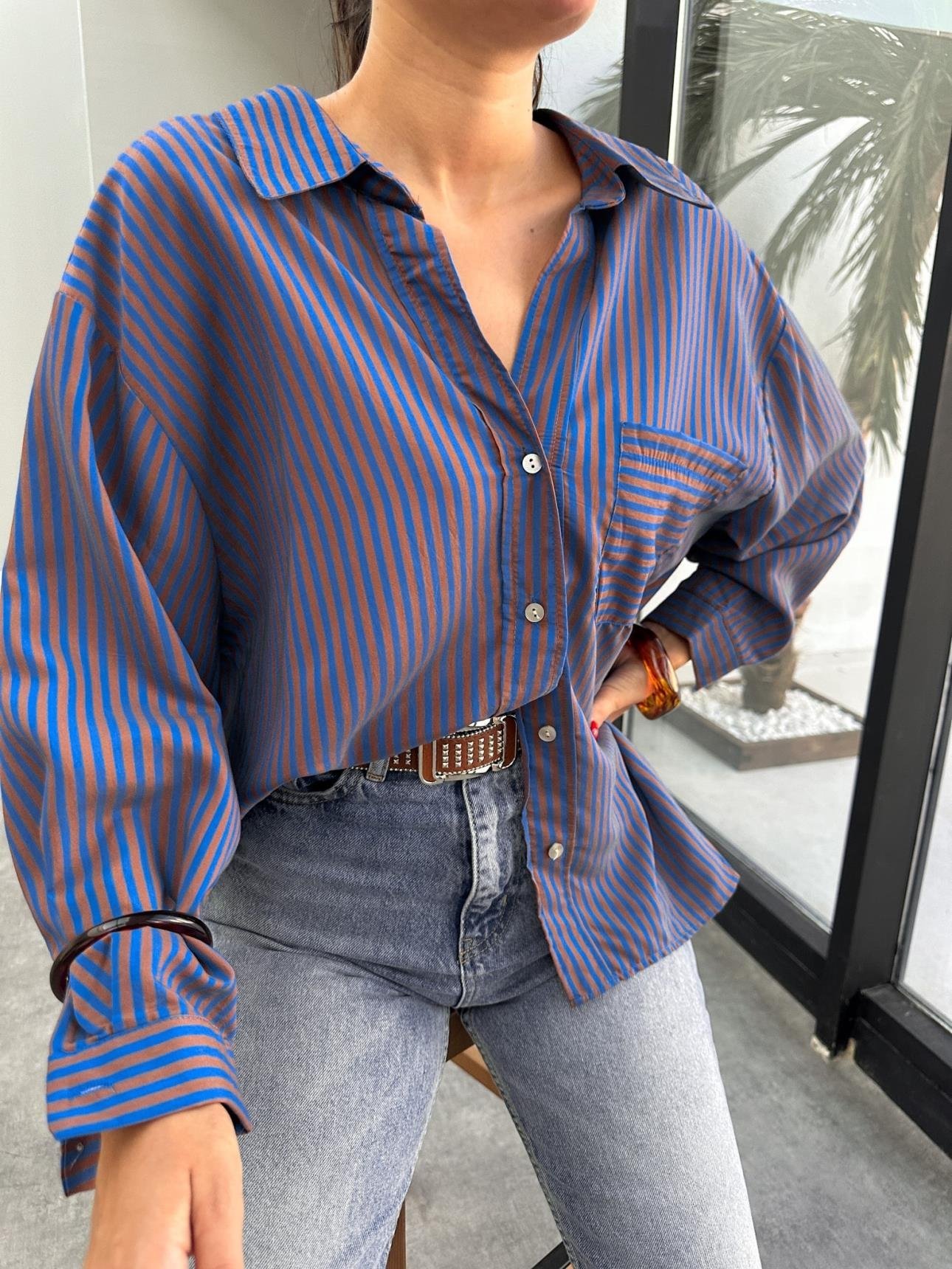 3- قميص نسائي مخطط اوفر سايز بلون بني وازرق - Striped Oversize Pocket Shirt