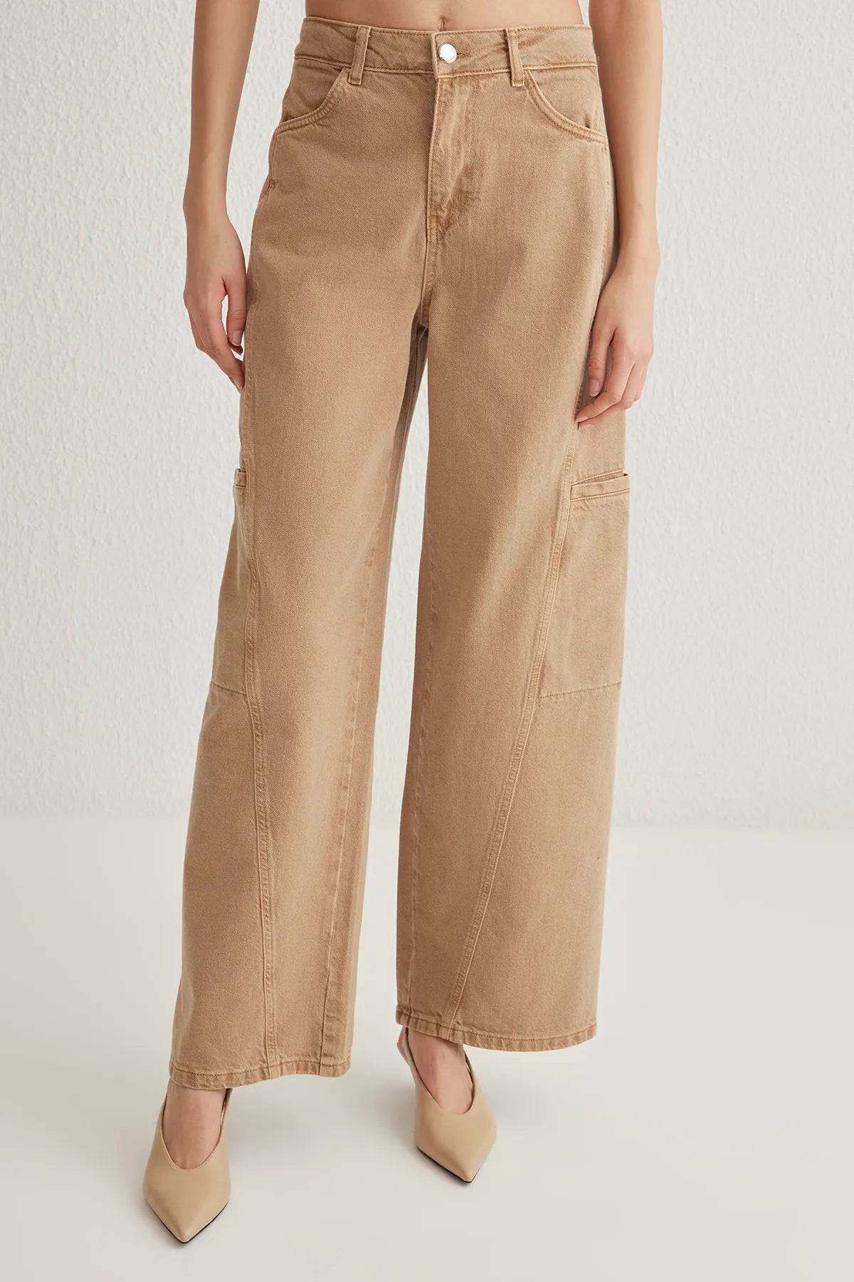 Camel Pocket Detail High Waist Barrel Jeans