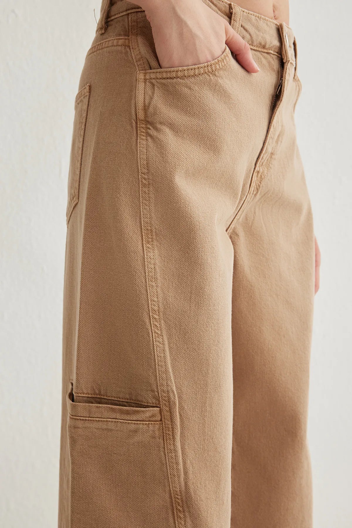 Camel Pocket Detail High Waist Barrel Jeans