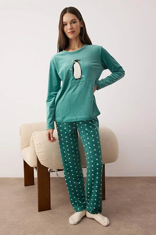 Green Snowflake Patterned Penguin Embroidered Velvet Knit Pajama Set