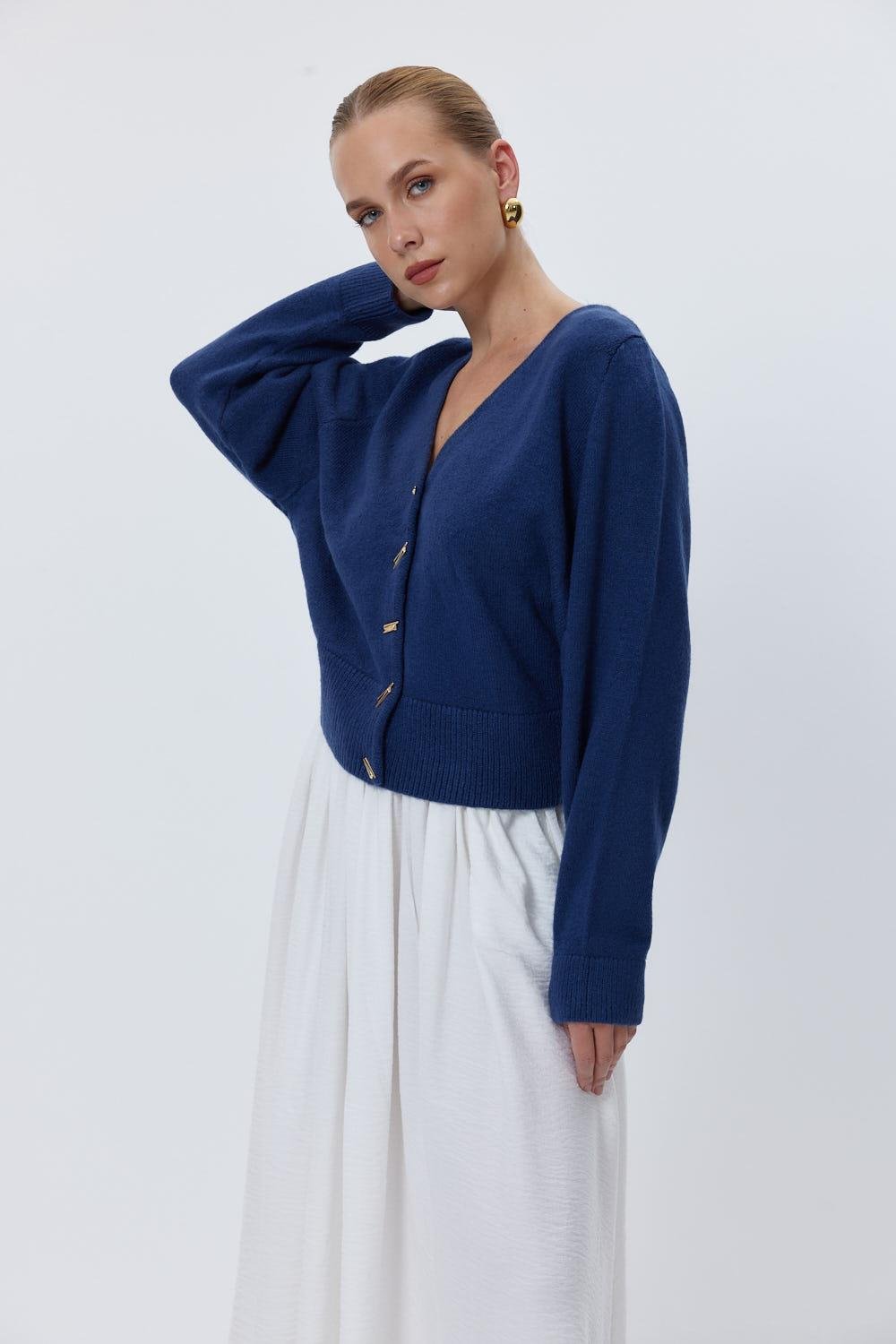 موضة الكارديجان كحلي زيتي بتفاصيل ازرار معدنية - Metal Buttoned V Neck Knit Navy Blue Women's Cardigan