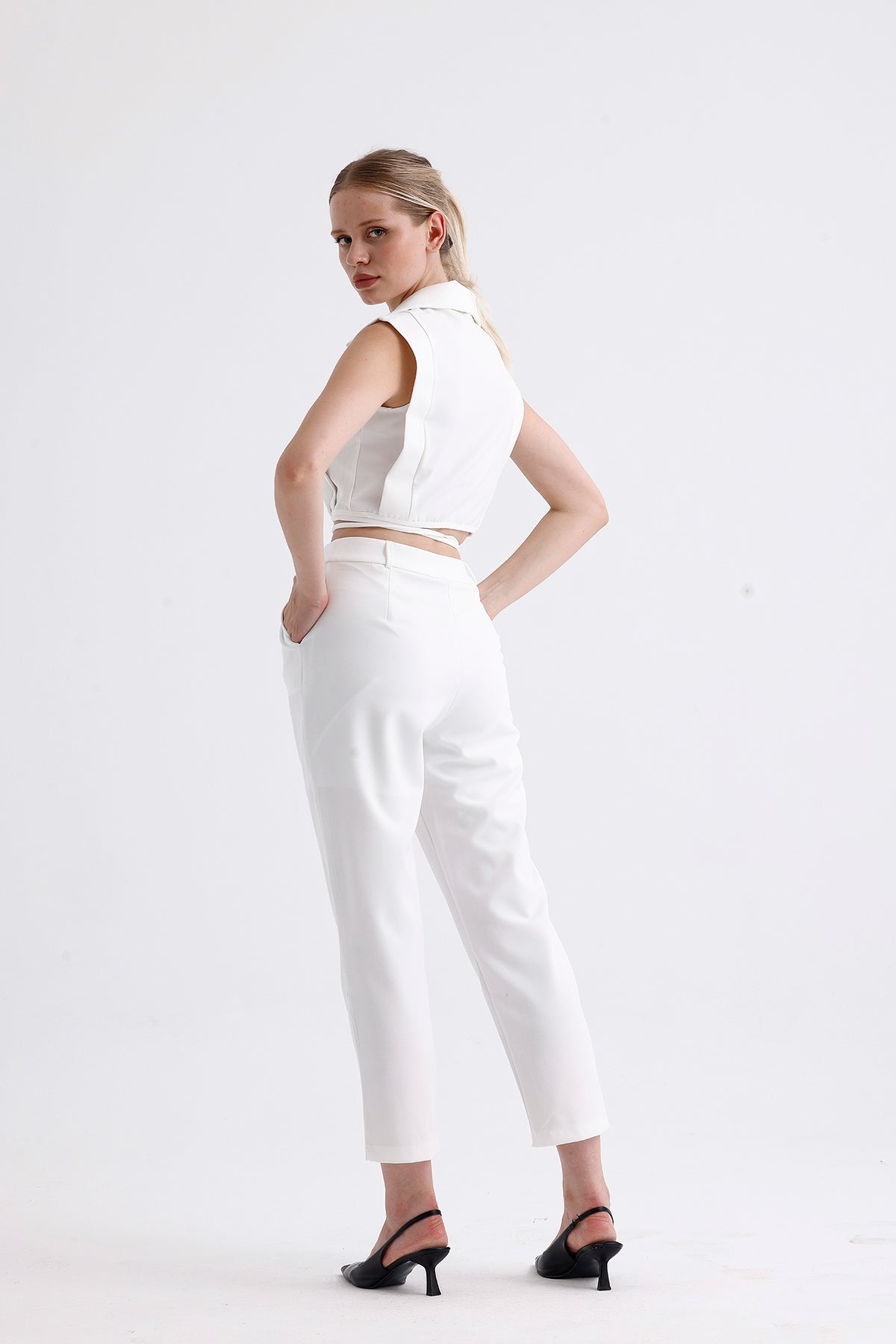 5- بنطلون بدلة حريمي مع سترة برباطات لون أبيض - Tied Vest Suit White
