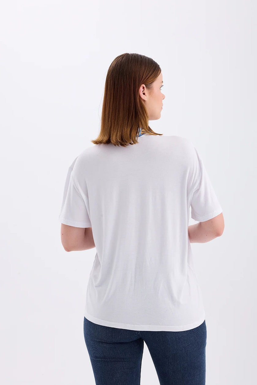 5- بلوزة حريمي صيفي أبيض مع وشاح بنقش النمر - Tiger Scarf Detailed Tshirt White