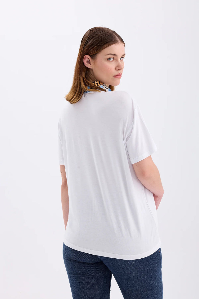 4- بلوزة حريمي صيفي أبيض مع وشاح بنقش النمر - Tiger Scarf Detailed Tshirt White