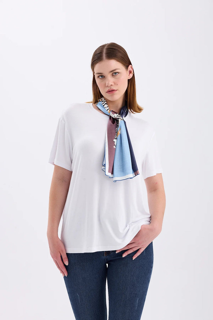 بلوزة حريمي صيفي أبيض مع وشاح بنقش النمر - Tiger Scarf Detailed Tshirt White