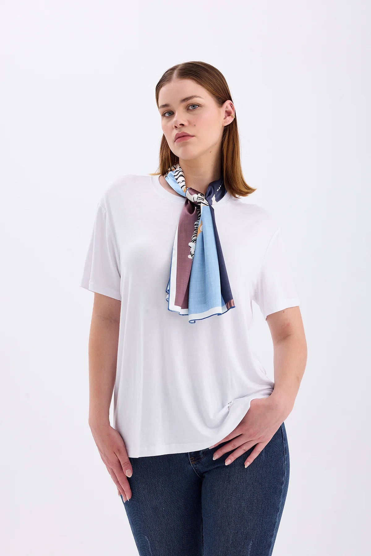 2- بلوزة حريمي صيفي أبيض مع وشاح بنقش النمر - Tiger Scarf Detailed Tshirt White