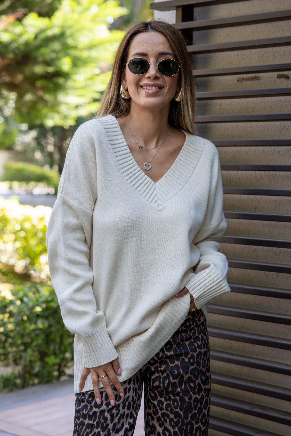 V Neck Knitted Sweater - CREAM - Lebbse