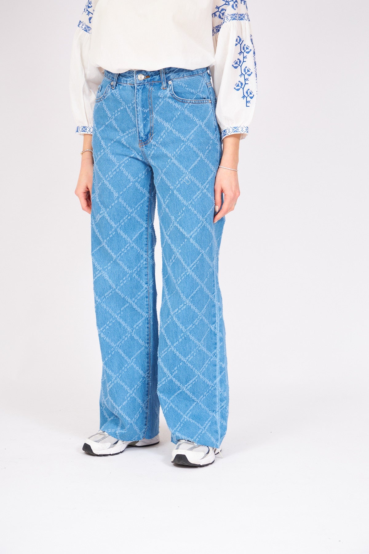3- بنطلون جينز نسائي أزرق عريض بخطوط ليزرية - Wide Blue Jeans with Laser Stripes