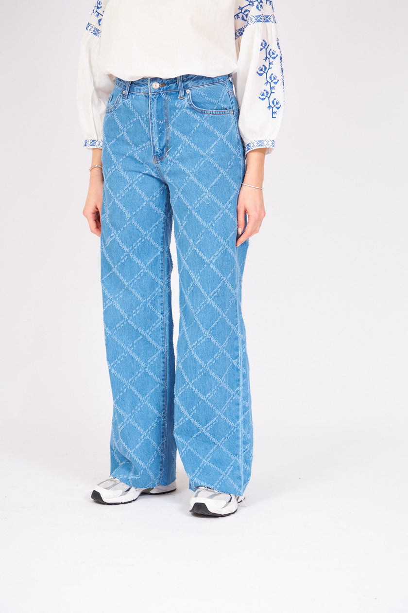 3- بنطلون جينز نسائي أزرق عريض بخطوط ليزرية - Wide Blue Jeans with Laser Stripes
