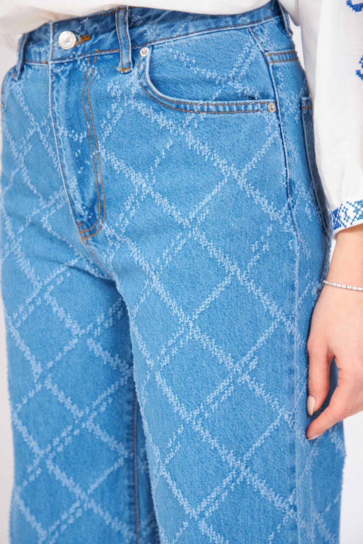 2- بنطلون جينز نسائي أزرق عريض بخطوط ليزرية - Wide Blue Jeans with Laser Stripes