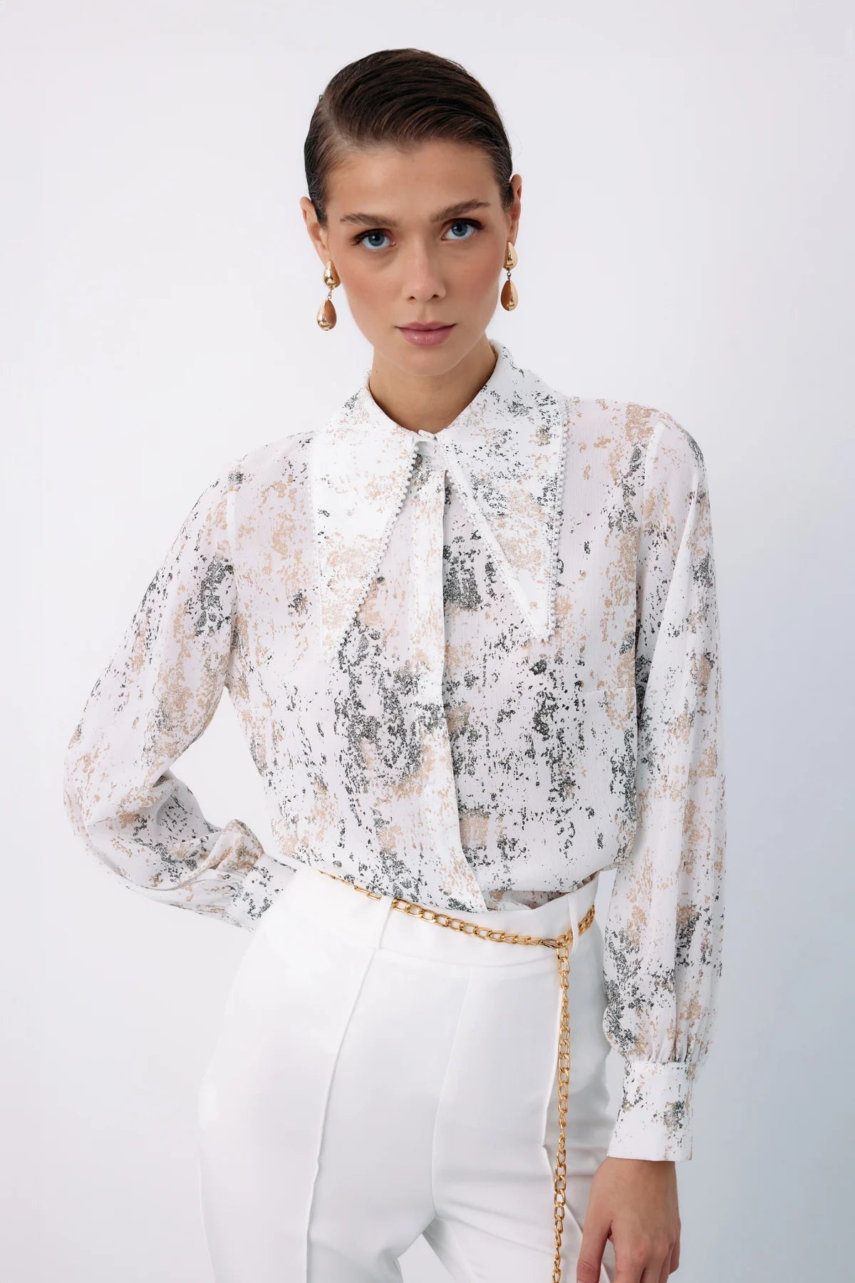 3- قميص نسائي بياقة لؤلؤية لون ابيض وذهبي - Wide Pearl Collar Shirt OFFWHIT-GOLD