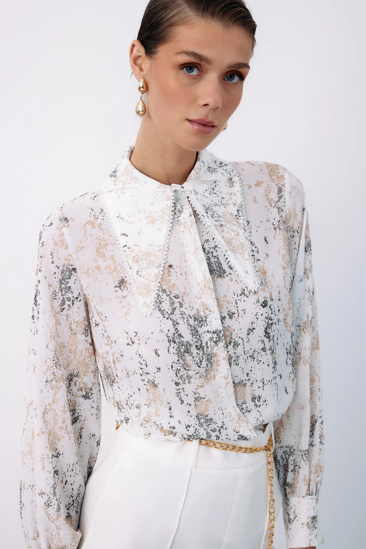 2- قميص نسائي بياقة لؤلؤية لون ابيض وذهبي - Wide Pearl Collar Shirt OFFWHIT-GOLD