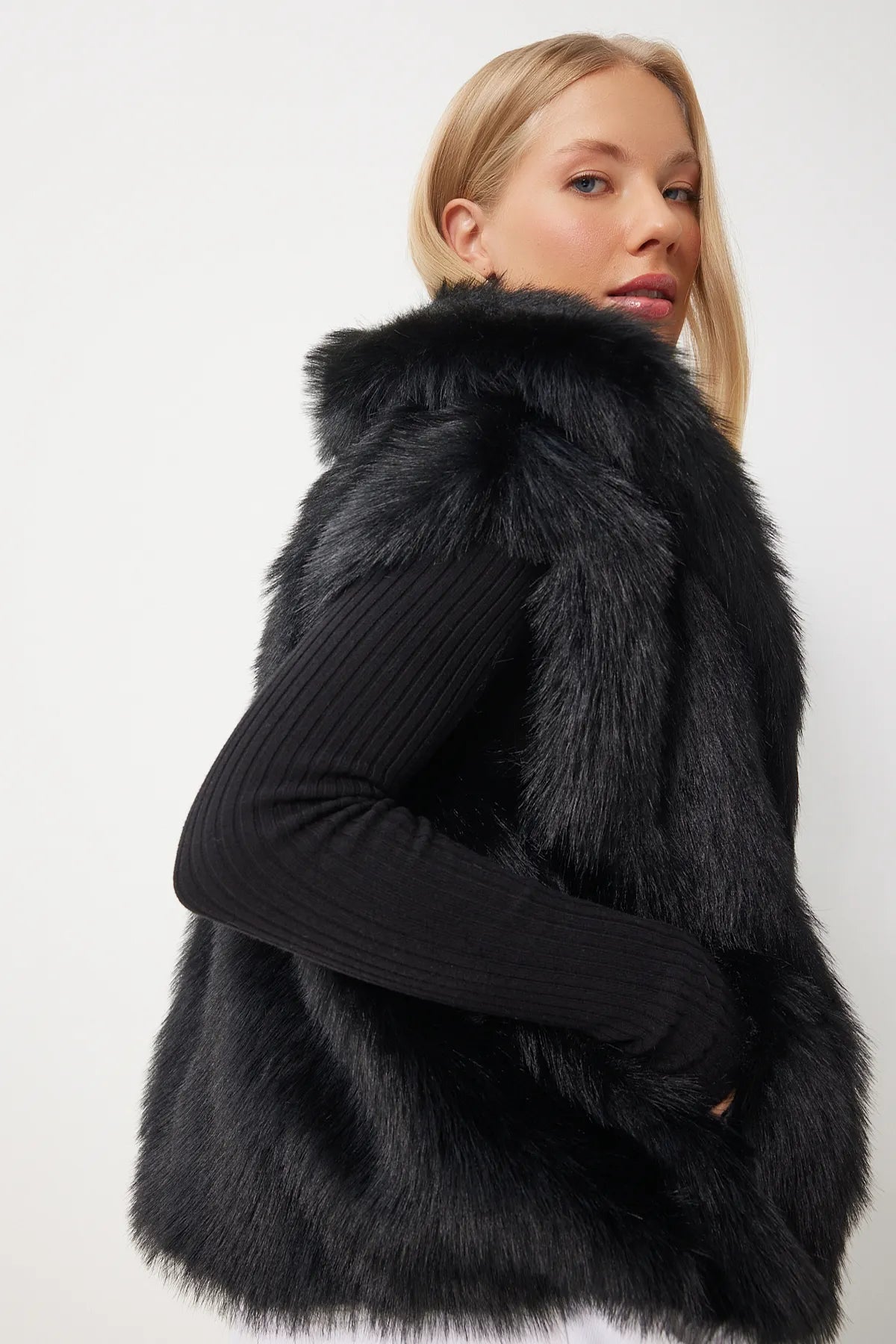 Women's Black Faux Fur Vest - Lebbse