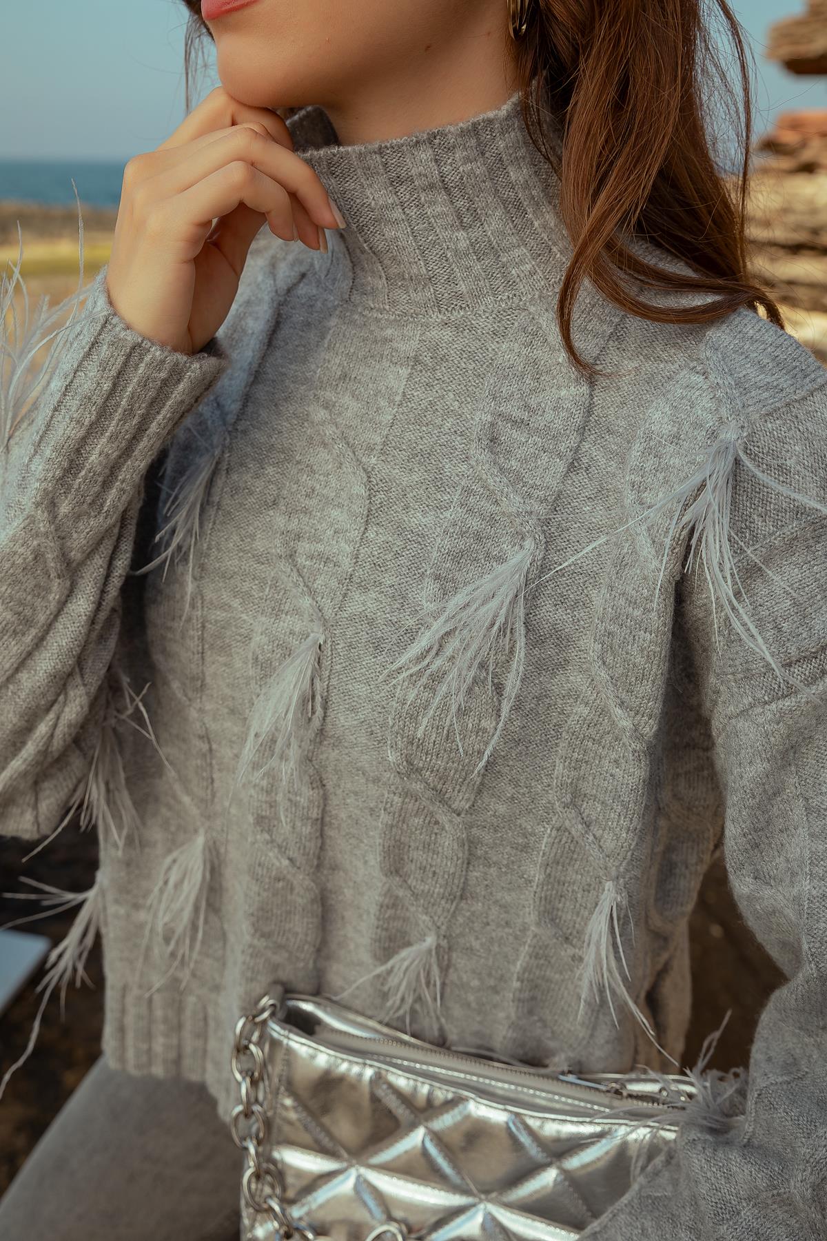 Gray Feathered Sweater - Lebbse